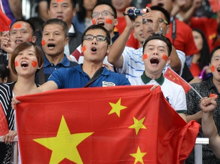 赛场边 为中国运动员加油呐喊的热情观众-东方